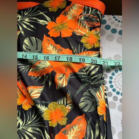 Floral Tankini Swimsuit Set
Gorgeous Orange Hawaiian Print
Top 3X- Bottom 4 X - Picture 8 of 10